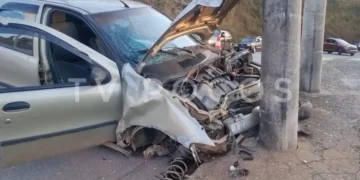 Carro bate em poste e deixa motorista ferido em Poços