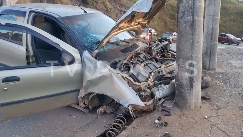 Carro bate em poste e deixa motorista ferido em Poços
