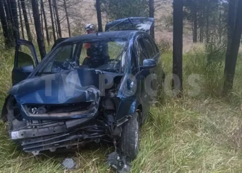 Motorista perde controle de carro e sofre fratura na coluna em Poços