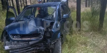 Motorista perde controle de carro e sofre fratura na coluna em Poços