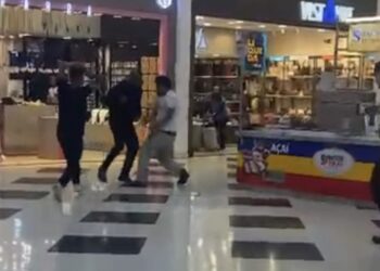 Briga no shopping deixa dois funcionários feridos em Poços