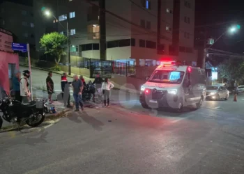 Duas pessoas ficam feridas após colisão entre motos em Poços