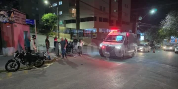 Duas pessoas ficam feridas após colisão entre motos em Poços