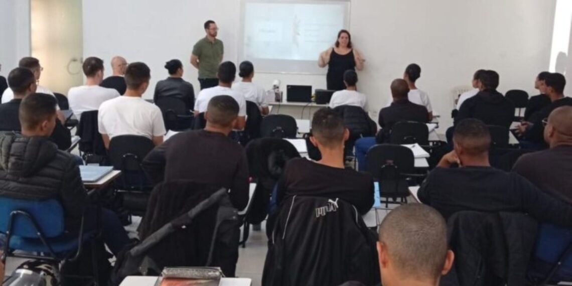 Alunos da Guarda Civil Municipal de Poços de Caldas recebem capacitação sobre atendimento a pessoas com autismo