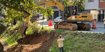 Obras de recuperação são realizadas em contenção do ribeirão da Avenida Santo Antônio