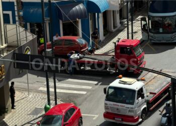 Carro é guinchado após impedir passagem de ônibus no Centro de Poços de Caldas