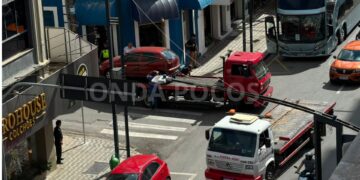 Carro é guinchado após impedir passagem de ônibus no Centro de Poços de Caldas