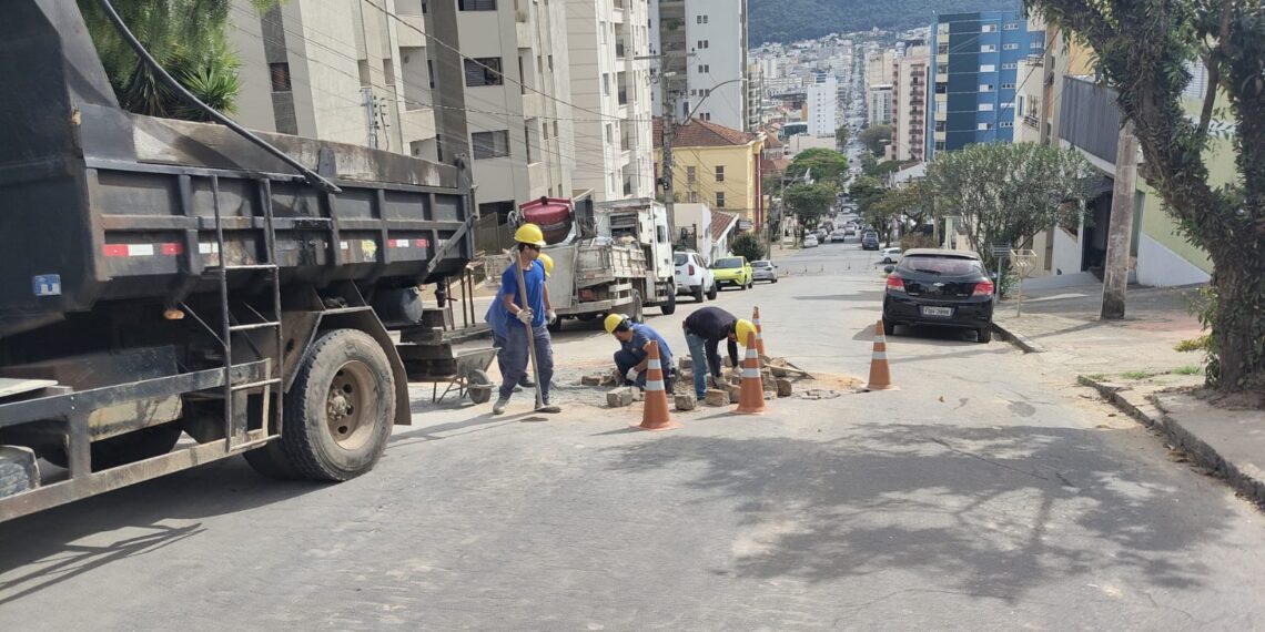 Trecho de rua no centro de Poços é interditado para obras do DMAE; confira