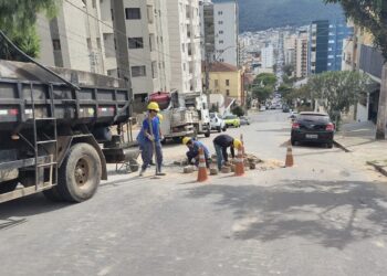 Trecho de rua no centro de Poços é interditado para obras do DMAE; confira