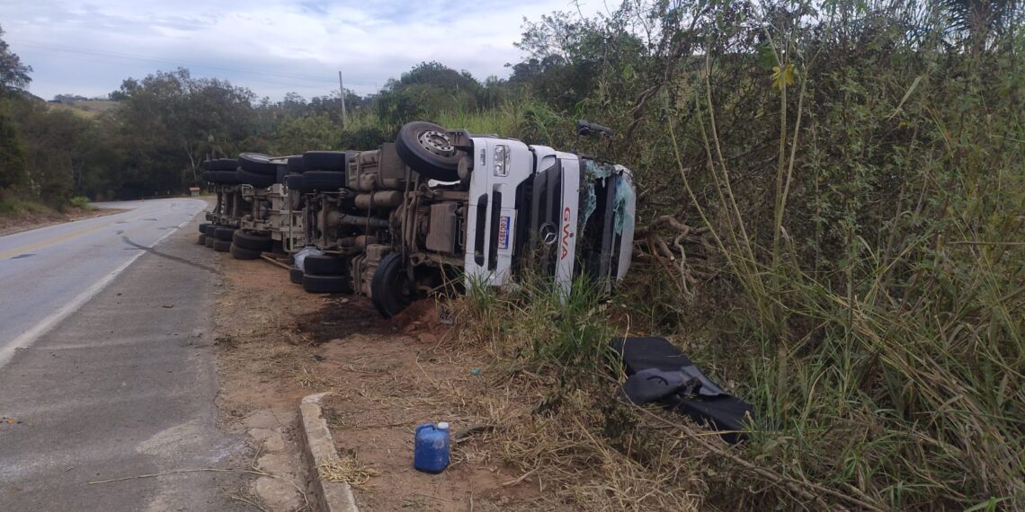 Caminhão tomba na MG-179 e motorista fica gravemente ferido