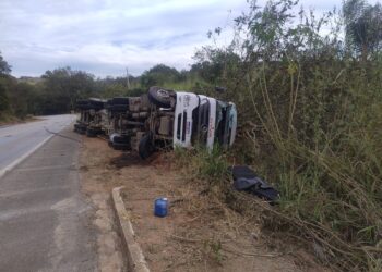 Caminhão tomba na MG-179 e motorista fica gravemente ferido