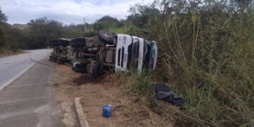 Caminhão tomba na MG-179 e motorista fica gravemente ferido