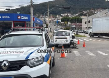 Acidente entre moto e Kombi da Secretaria de Saúde é registrado em Poços de Caldas