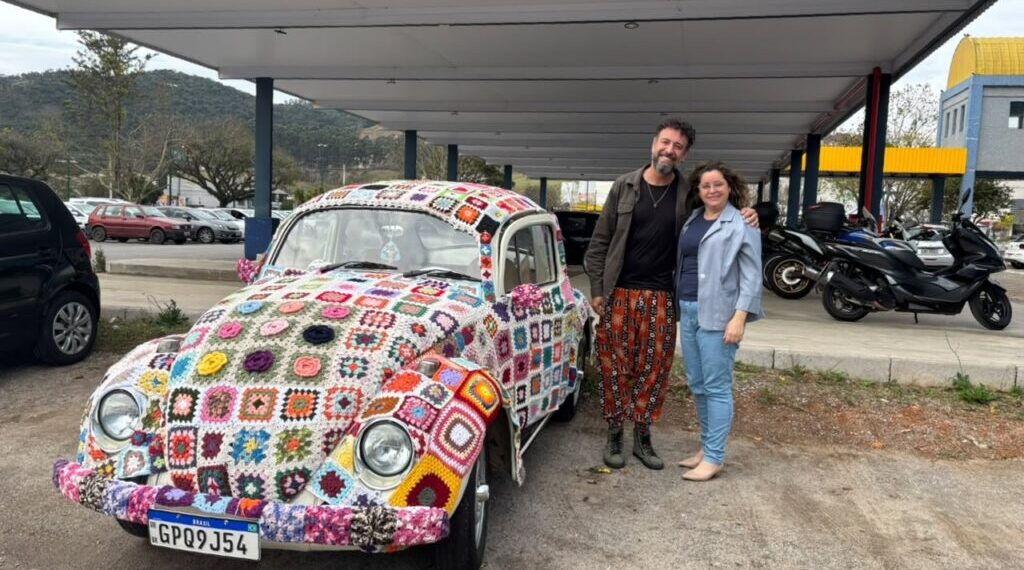 Fusca coberto de crochê vira atração na Expo-Arte de Rua em Poços de Caldas