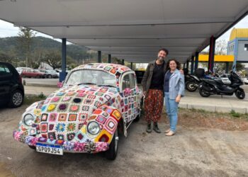 Fusca coberto de crochê vira atração na Expo-Arte de Rua em Poços de Caldas