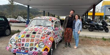 Fusca coberto de crochê vira atração na Expo-Arte de Rua em Poços de Caldas