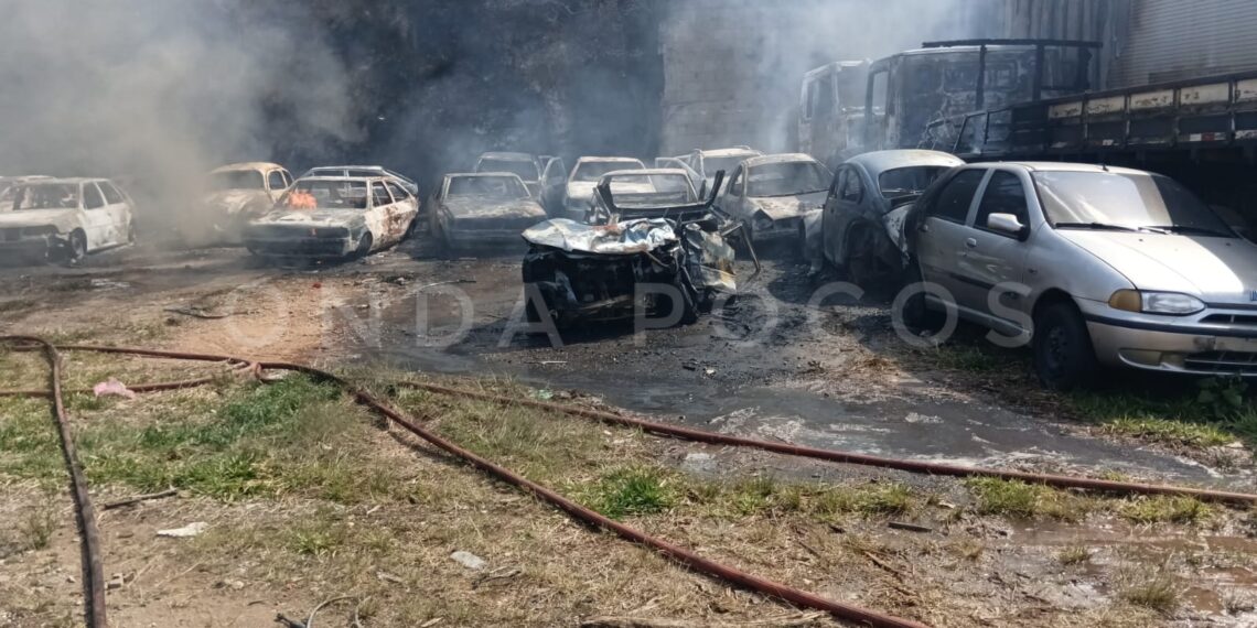 Incêndio destrói mais de 20 veículos em pátio do Detran em Poços de Caldas