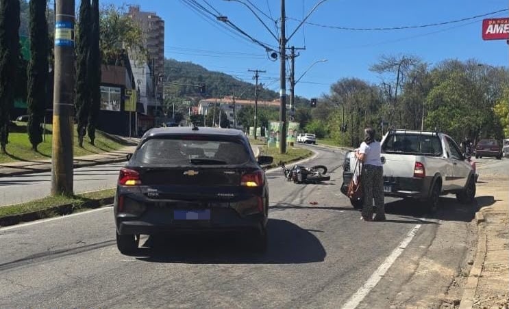 Motociclista fica ferido após colisão em Poços de Caldas