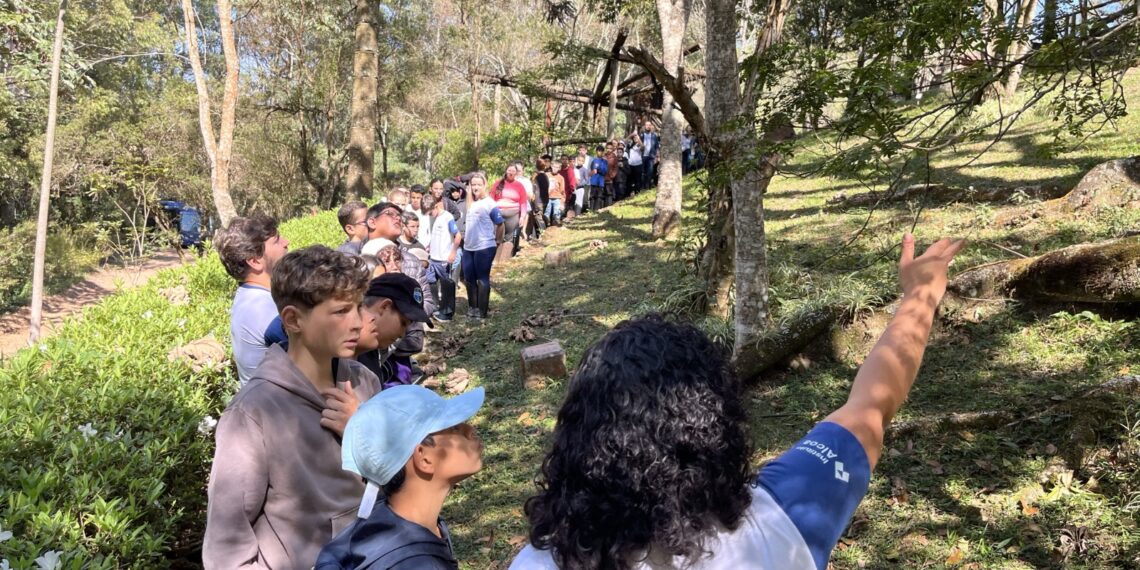 Educação ambiental é tema de atividade entre voluntários da Alcoa e estudantes