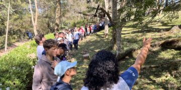 Educação ambiental é tema de atividade entre voluntários da Alcoa e estudantes