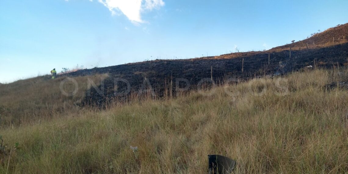 Bombeiros combatem incêndio em vegetação que ameaçava casas em Poços de Caldas