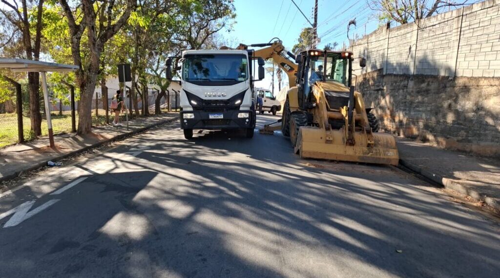 Manutenção em adutora altera trânsito e abastecimento de água em Poços