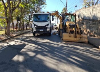 Manutenção em adutora altera trânsito e abastecimento de água em Poços