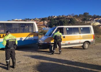 Demutran reforça fiscalização do transporte escolar e fretado em Poços