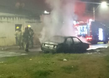 Carro fica destruído após incêndio em Poços de Caldas