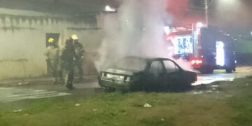 Carro fica destruído após incêndio em Poços de Caldas