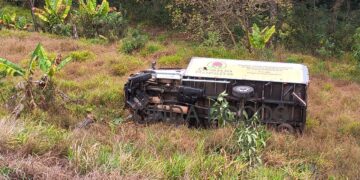 Caminhão capota após bater em veículos na MG-267