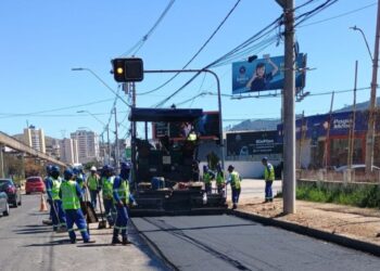 Avenida João Pinheiro começa a receber camada final de asfalto