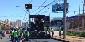 Avenida João Pinheiro começa a receber camada final de asfalto