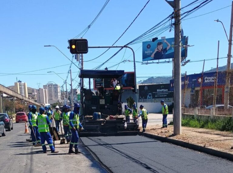 Avenida João Pinheiro começa a receber camada final de asfalto