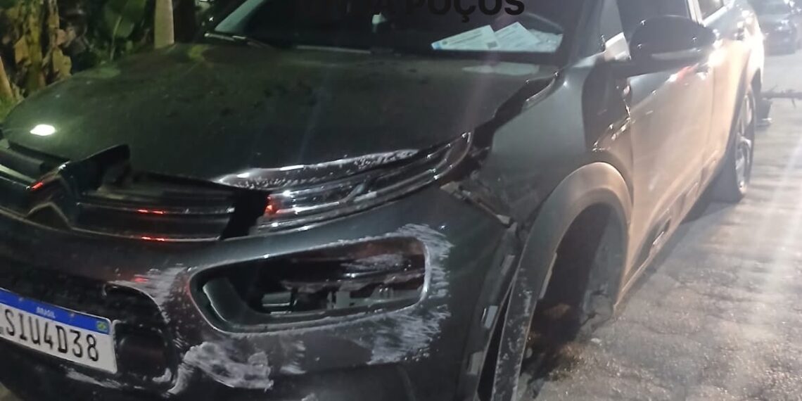 Eixo de carro quebra após colisão em avenida de Poços; idoso ficou ferido