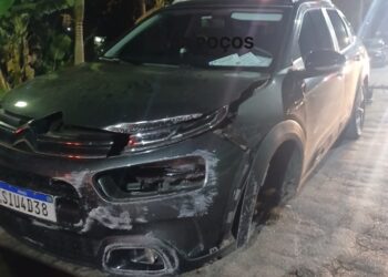 Eixo de carro quebra após colisão em avenida de Poços; idoso ficou ferido