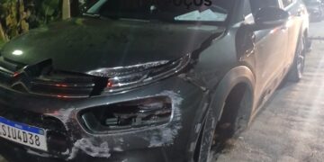 Eixo de carro quebra após colisão em avenida de Poços; idoso ficou ferido