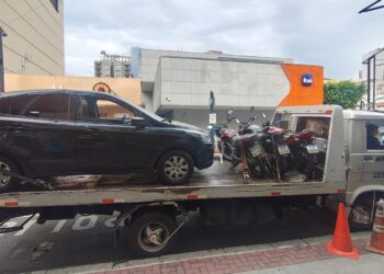 Carro com queixa de roubo é apreendido durante blitz em Poços