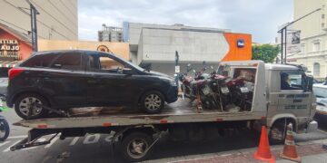 Carro com queixa de roubo é apreendido durante blitz em Poços