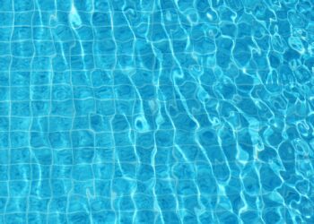 Criança de 2 anos morre após se afogar em piscina na região
