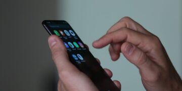 Banco terá que devolver R$ 98 mil após cliente ter celular furtado e sofrer transações suspeitas