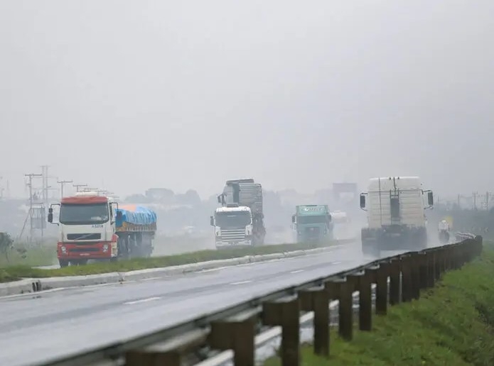 EPR orienta motoristas diante da previsão de ventos fortes e chuva intensa