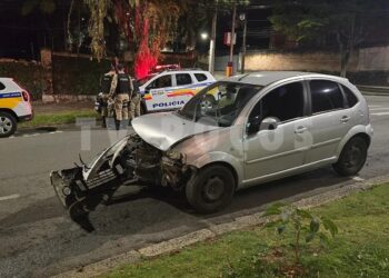 Colisão entre dois carros é registrada no Centro de Poços de Caldas