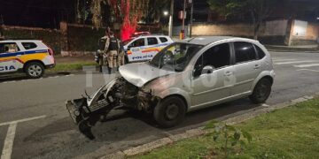 Colisão entre dois carros é registrada no Centro de Poços de Caldas