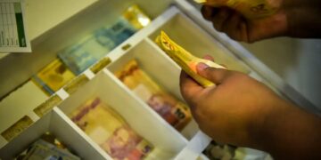 Trabalhadores nascidos em novembro e dezembro recebem abono salarial