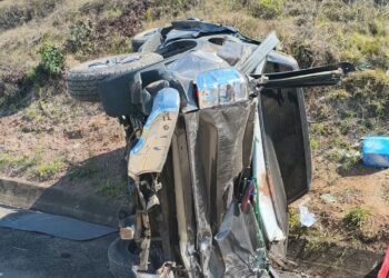 Casal fica ferido após caminhonete capotar na MGC-146