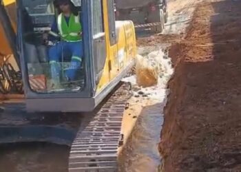 Empreiteira rompe tubulação e provoca desabastecimento em regões de Poços de Caldas