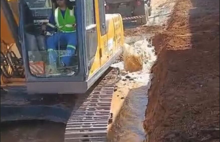 Empreiteira rompe tubulação e provoca desabastecimento em regões de Poços de Caldas
