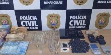 Operação Gaiola: Homem é preso com R$ 38 mil, drogas e rádios comunicadores em Poços