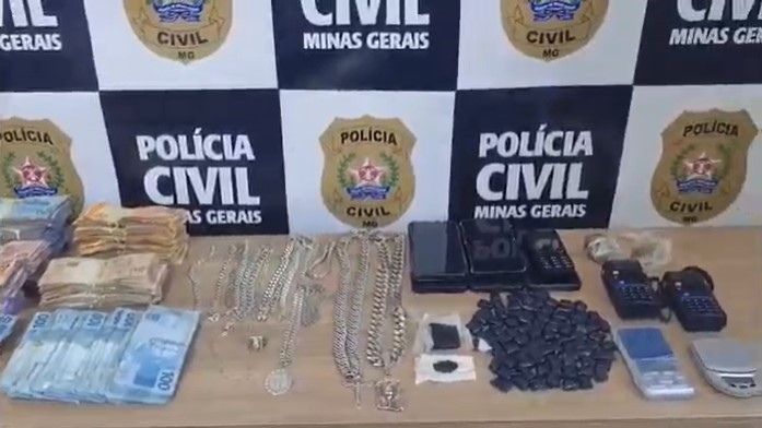 Operação Gaiola: Homem é preso com R$ 38 mil, drogas e rádios comunicadores em Poços